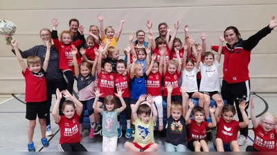 Alle HandballerInnen freuen sich über die Geldspende vom Freizeitfußballverein „Schall`ke” 62”. Links mit Blumenstrauß, Sabine Grötsch, Managerin, rechts Lisa Steiner, Trainerin. (Bild: Jürgen Delle)