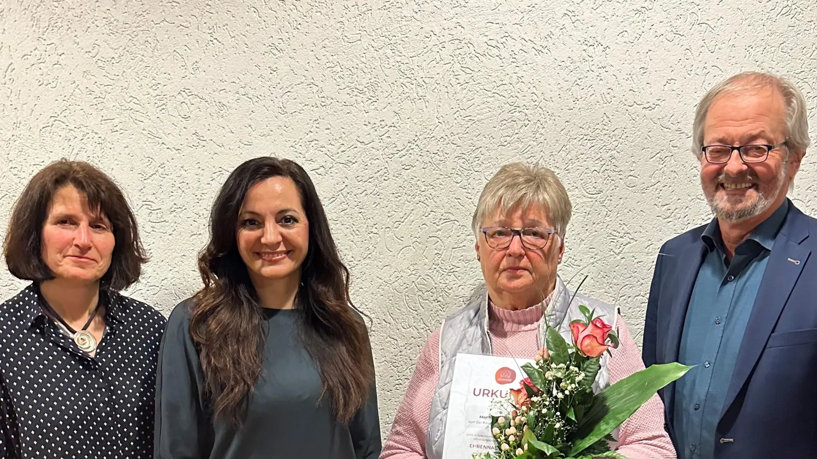 Martha Kuhbandner (Dritte von links) erhielt die Ehrennadel in Gold der Stadt Waldershof. Dazu gratulierten (von links) Vorsitzende Ruth Schindler, Bürgermeisterin Margit Bayer und Helmut Härtl.<br> (Bild: Maximilian Kastner/exb)