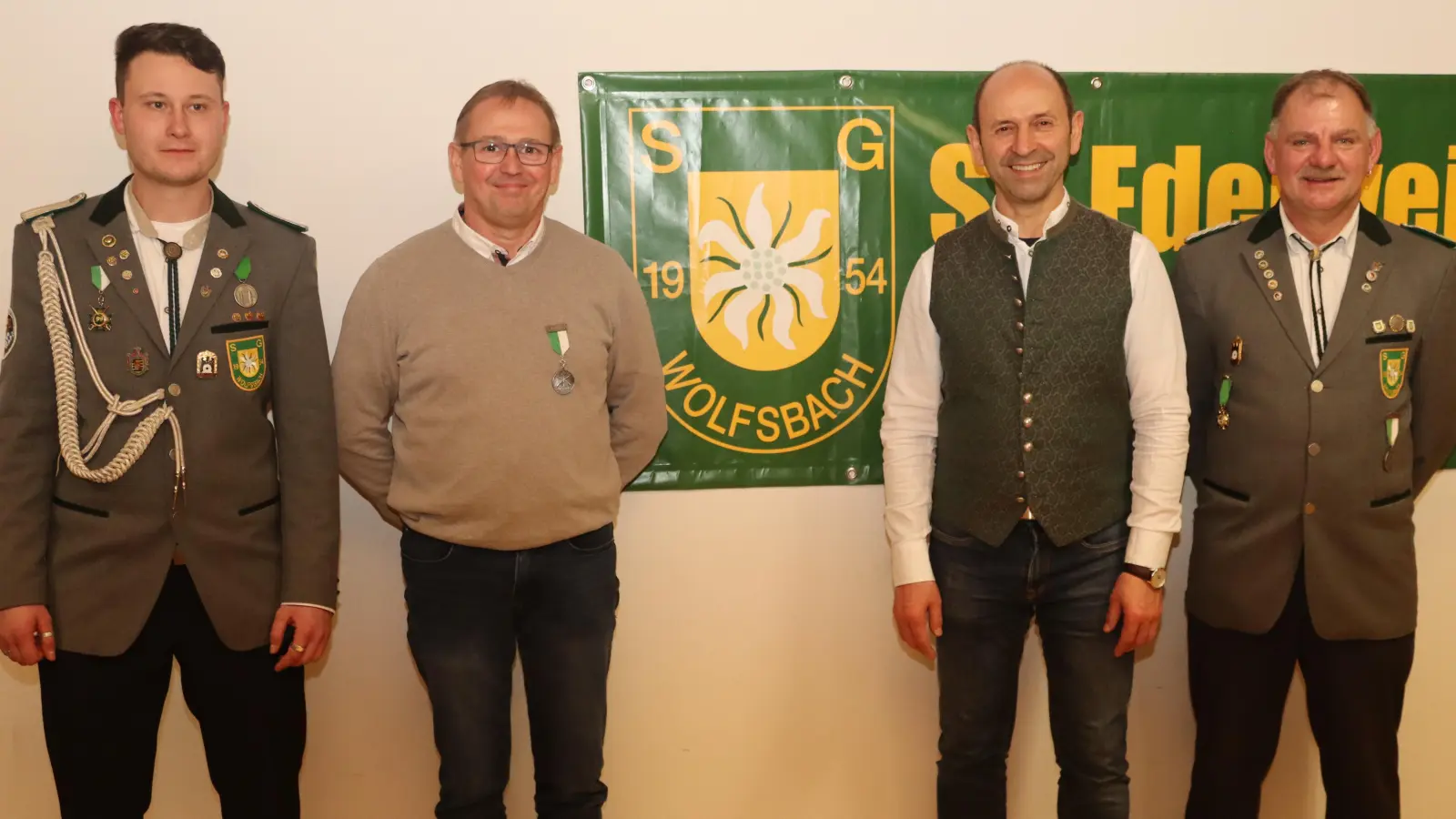 Zum Ehrenmitglied der SG Edelweiß Wolfsbach wurde Thomas Drick ernannt (2. V.l.). Dazu gratulierten Zweiter Schützenmeister Marco Maier (von links), Bürgermeister Hans Ram und Erster Schützenmeister Heiner Graf (Bild: Michael Rabenhofer)