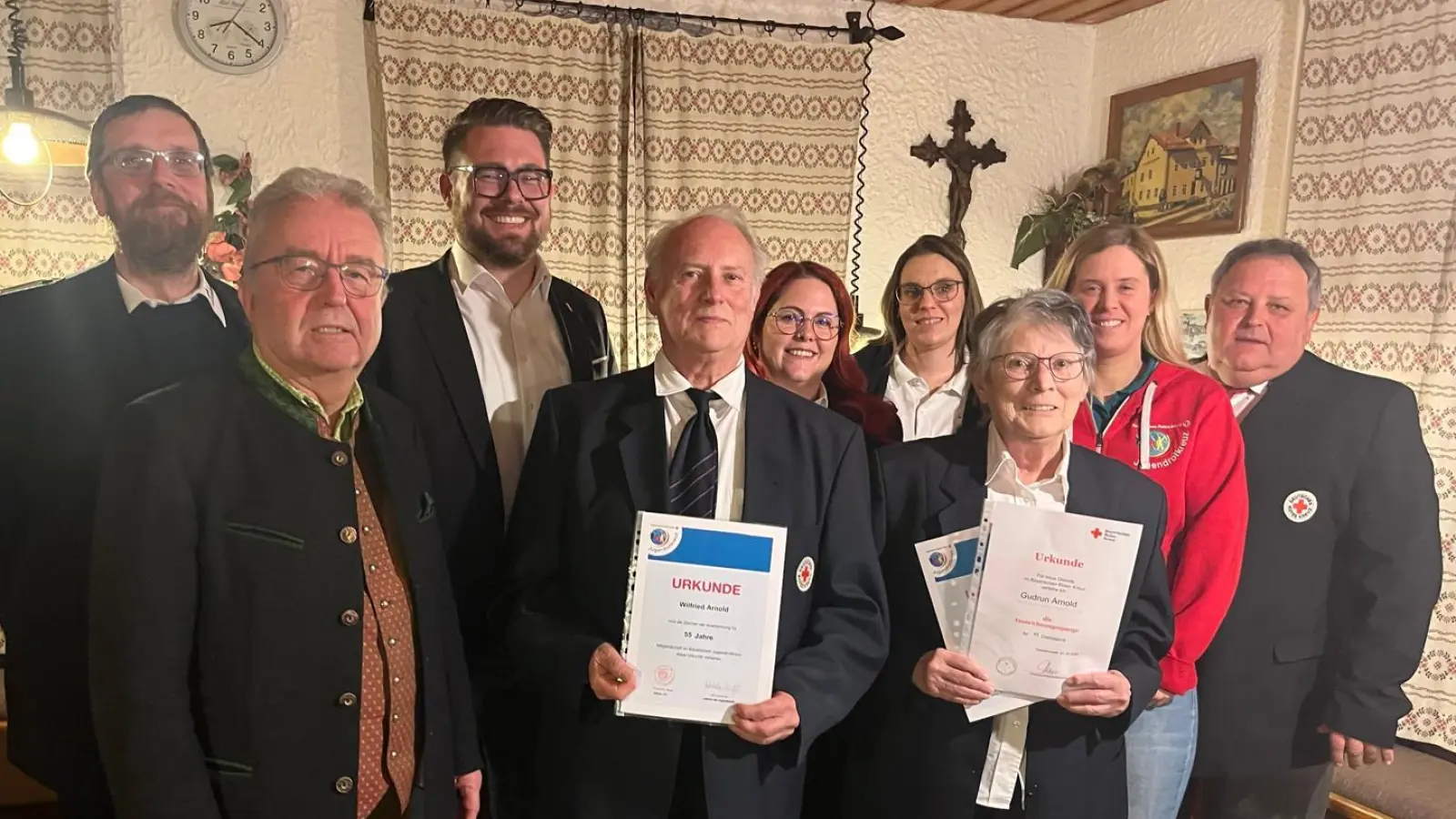 m Bild von links: Bürgermeister Toni Dutz, stllv. Kreisbereitschaftsleiter Wolfgang Rosner, Kreisgeschäftsführer Sven Lehner, Wilfried und Gudrun Arnold, stllv. Kreisbereitschaftsleitung Verena Völkl, Örtliche JRK Leitung Kathrin Ruhland, JRK Kreisleitung Natalie Wölfl, BRK Bereitschaftsleiter Robert Wolfrum. (Bild: Fabian Krämer)