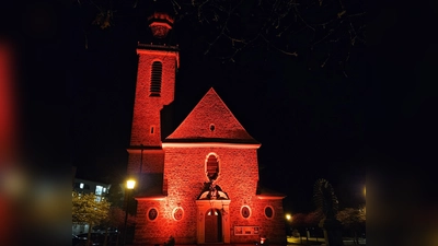 Pfarrkirche Maria Immaculata in rotes Licht getaucht (Bild: Gabriele Buchbinder)