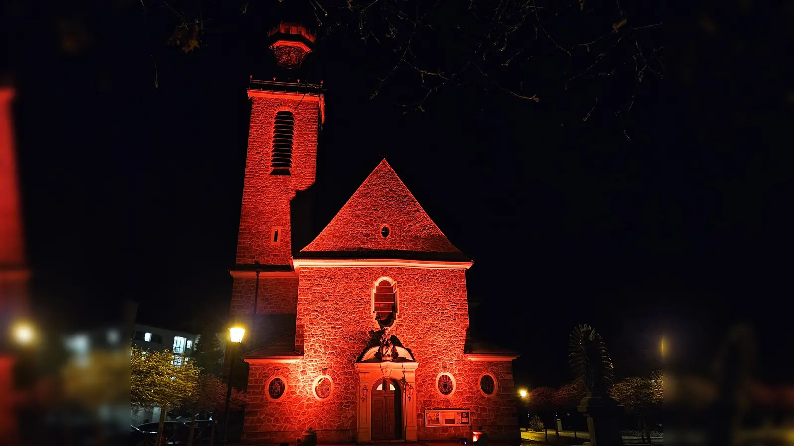 Pfarrkirche Maria Immaculata in rotes Licht getaucht (Bild: Gabriele Buchbinder)