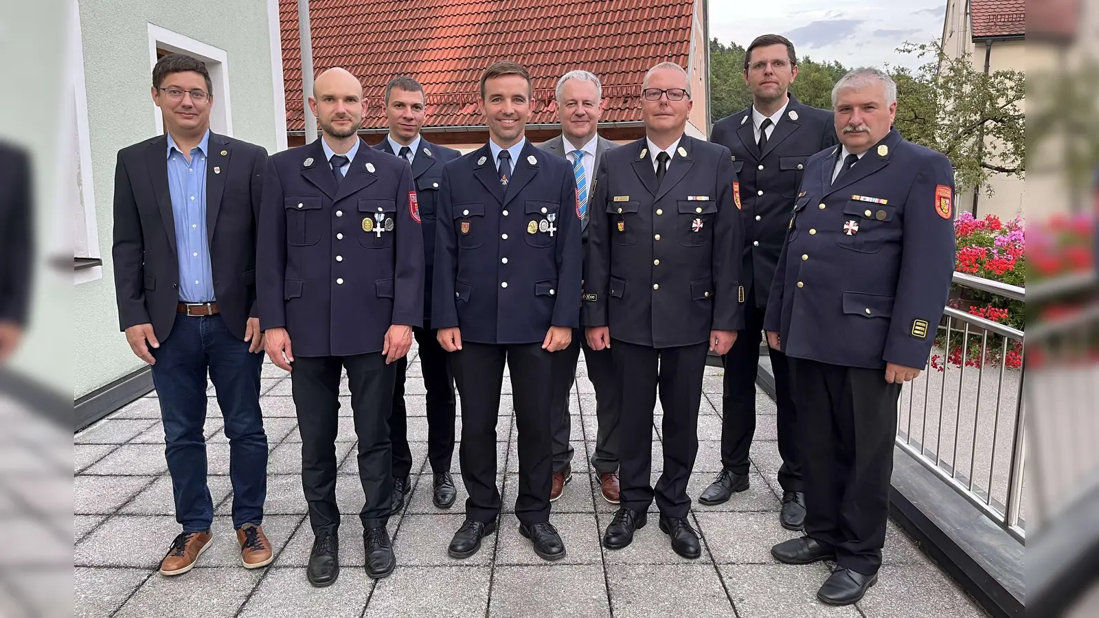 Matthias Falk und Andreas Dehling (2.u.4.v.li.) erhielten das staatliche Ehrenzeichen in Silber für 25 Jahre aktiven Feuerwehrdienst. (Bild: Christine Hollederer)