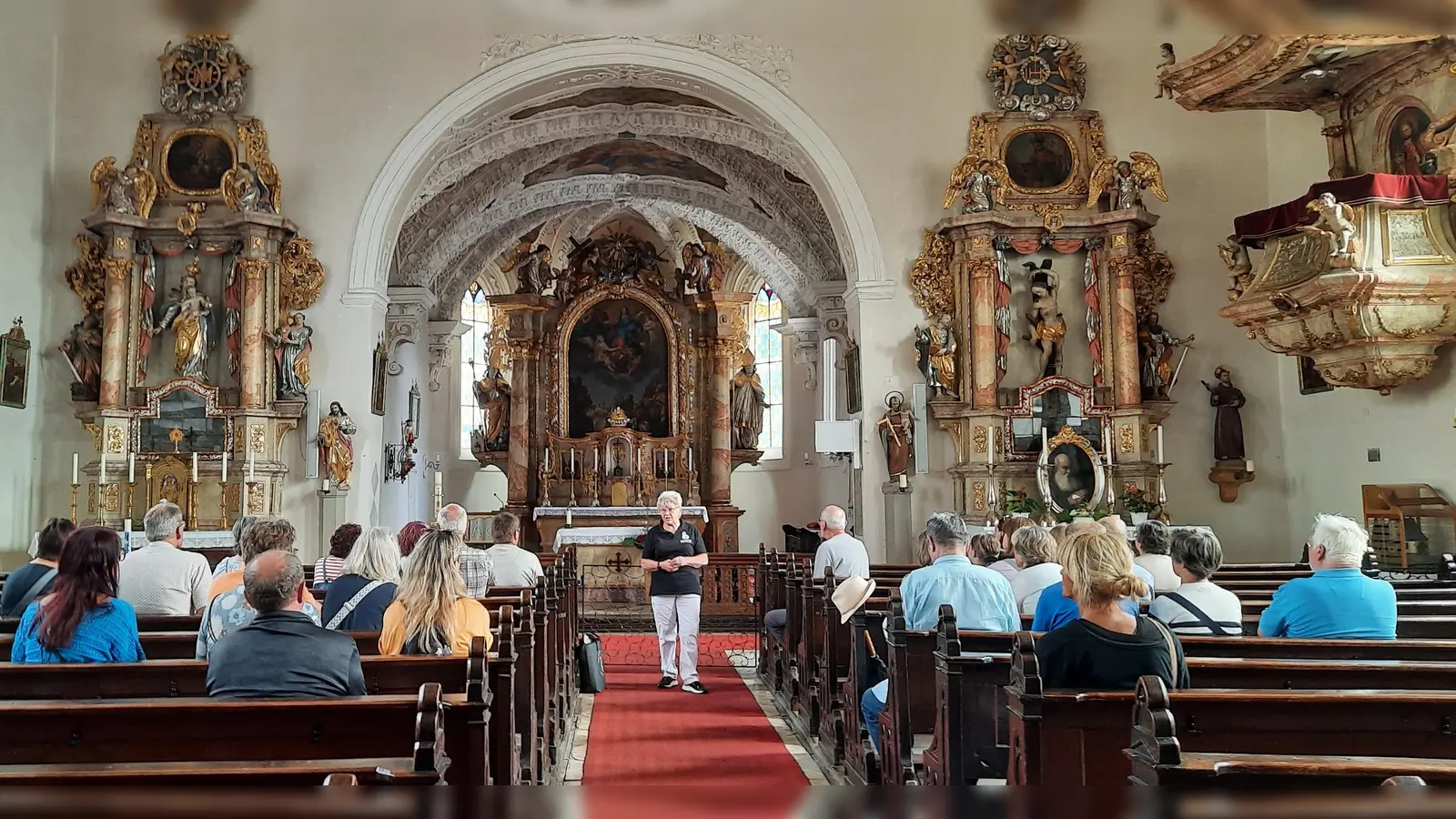 Stadtführerin Elisabeth Schreml in der Maria-Himmelfahrtskirche Grafenwöhr (Bild: Christine Buchfelder)