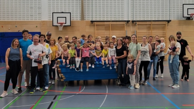 Der Übungsleiter des Eltern-Kind-Turnens der DJK Neustadt, Rainer Hetz (Dritter von links) wurde nach 20 Jahren verabschiedet. Seine Nachfolger sind Franzi und Stefan Reiger (von links). Die Kinder, ihre Eltern und Abteilungsleiterin Renate Fukerider (Vierte von links) bedankten sich für sein Jahrzehnte langes Engagement. (Bild: Stefan Reiger)
