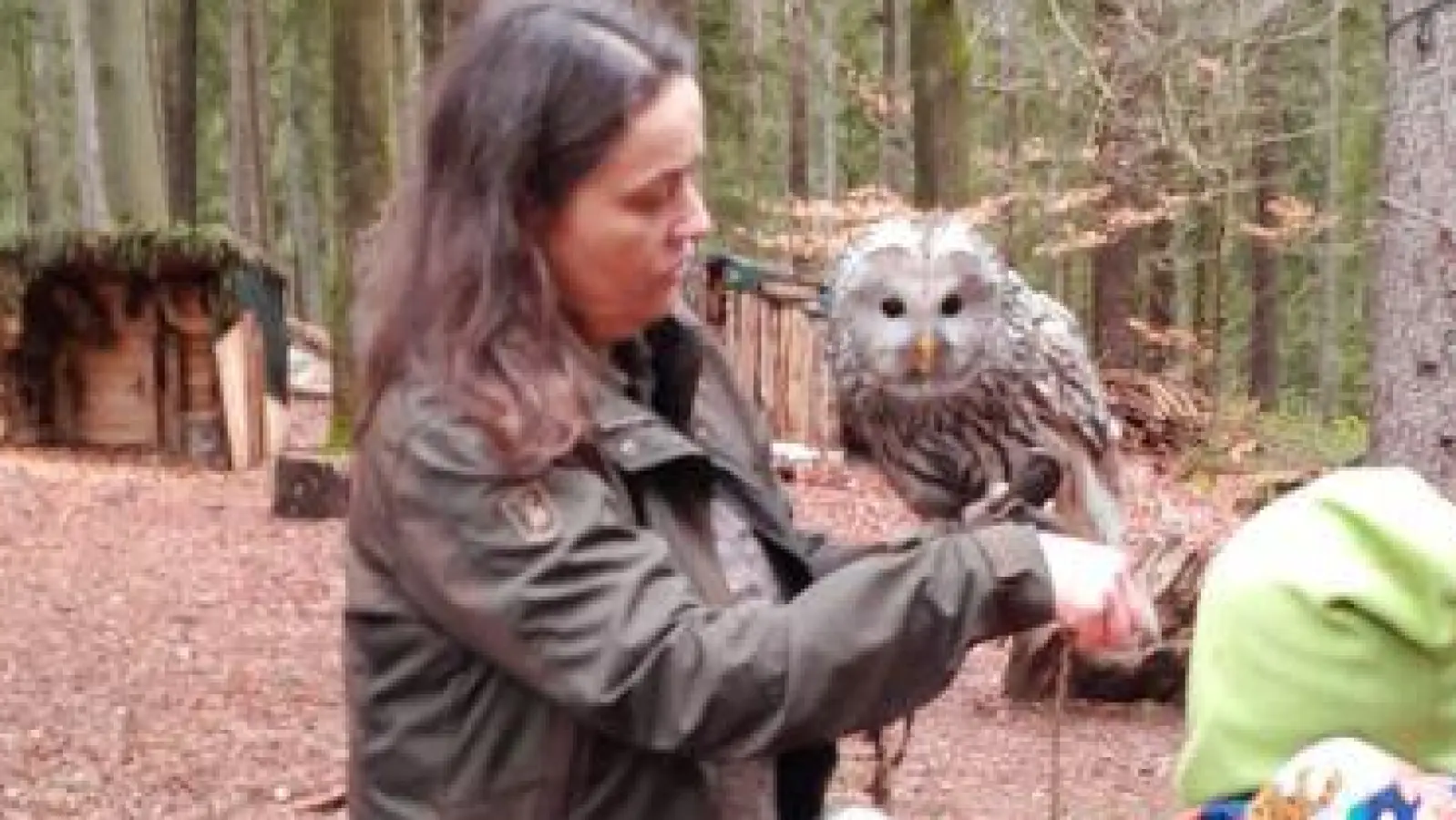 Michaela Domeyer war mit Habichtskauz „Birke” zu Besuch im Waldkindergarten.  (Bild: Waldkindergarten Goldbacher Wurzelzwerge/exb)