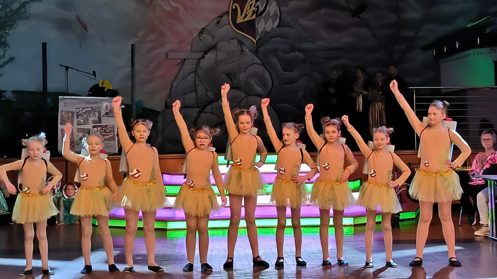  Die Kindergarde sorgte in der Stadthalle beim „Tag der Begegnung“ für Stimmung die die Besucher ansteckte. (Bild: Rita Rosner)