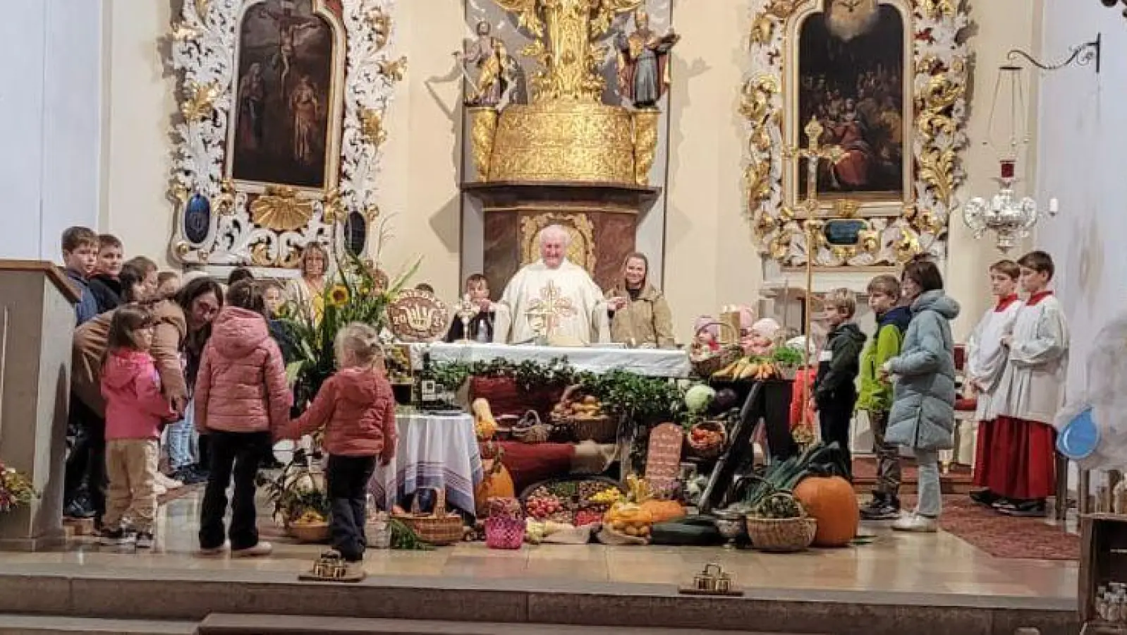 Pfarrer Erwin Bauer feierte mit den anwesenden Kinder und Erwachsenen das Erntedankfest. (Bild: Karl Ziegler)