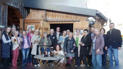 Vor dem Hopfenmuseum stoßen die Leiterinnen der Ski- und Fitnessgymastik mit ihren Teilnehmern, sowie dem 1.Vorsitzenden des SV Illschwang Martin Luber (8. von links) und dem Vorsitzenden des Gartenbauvereins Illschwang Wolfgang Stowasser (2. von links) auf das 30-jährigen Bestehen an. (Bild: Norbert Weis)