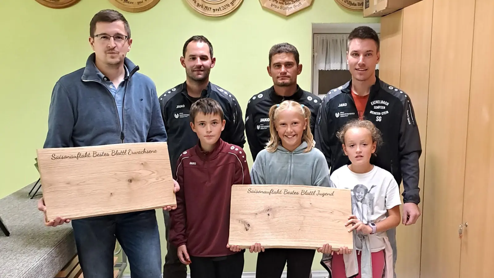 Beim Saisonauftakt der Eichelbachschützen Weihern Stein gewann Andreas Haider, sowie bei der Jugend Elena Reis. Andreas Haider, Schützenmeister Matthias Reis, Martin Mayer jun. ,Sportleiter Stefan Gradl, sowie vorne Luis Lindner, Elena Reis und Anne Karl. Sportleiter (von links).  (Bild: Hans Schlosser)