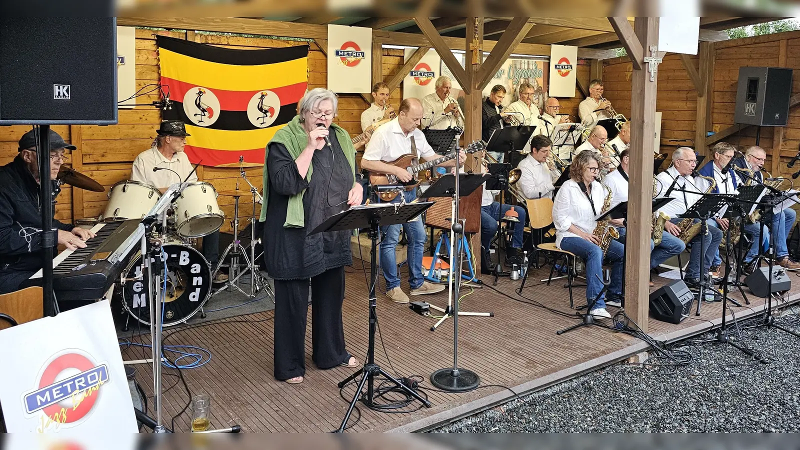 Die „Metro Big Band” und Jazzsängerin Andrea „Bibi” Bibel begeistern das Publikum. (Bild: mas)