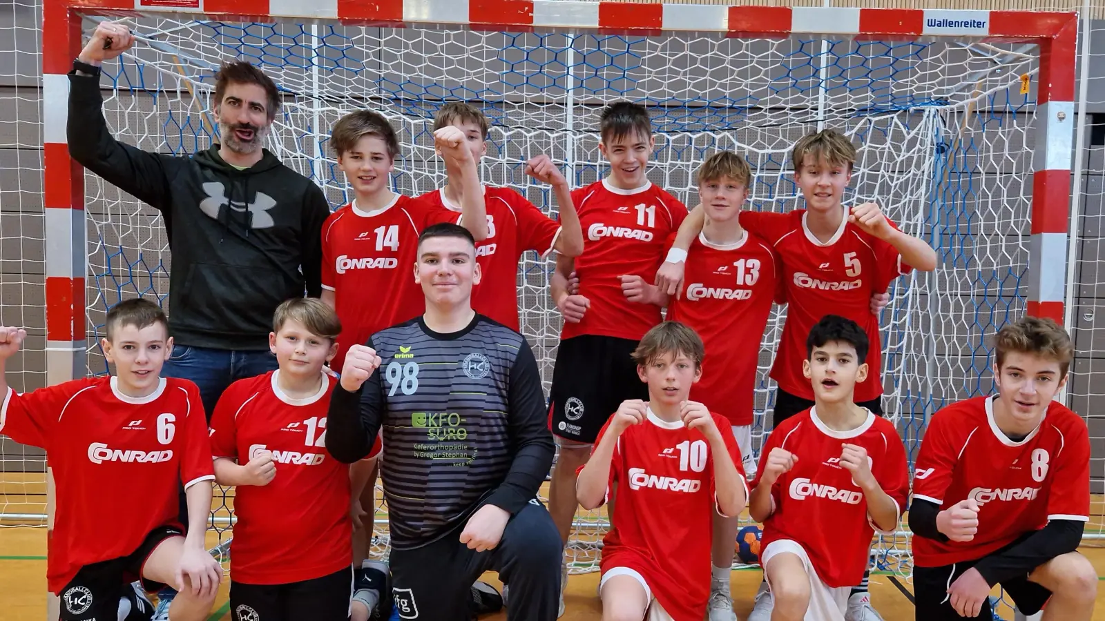 Für das Herzog-Christian-August-Gymnasium spielten (im Foto von links oben nach rechts unten) Paul Humbs, Maximilian Merkl, Max Kallmeier, Luca Tuchbreiter, Niklas Kohl, Lukas Thurner, Paul Elefant, Nikita Kopp, Ben Schröder, Tamirlan Humbatov und Dominik Meier. Betreut wurde die Mannschaft von StR Ralph Huber. (Bild: Lisa Steiner)