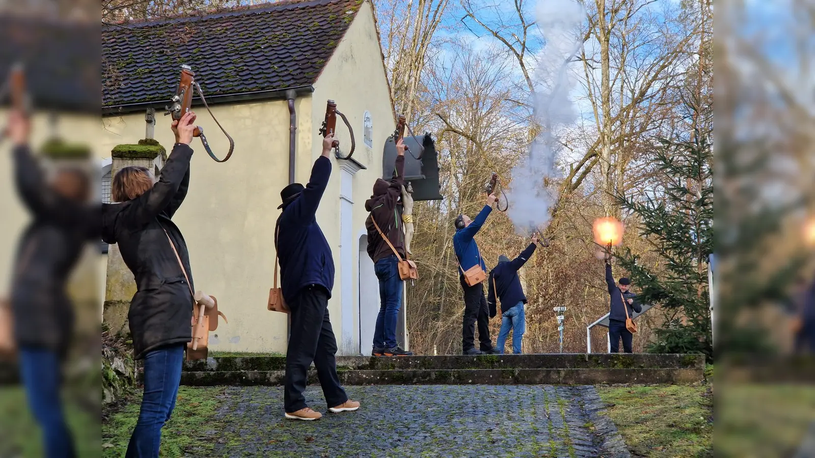 Die Riedener Böllerschützen vom Heimatverein begrüßen das neue Jahr 2024. (Bild: mrr)