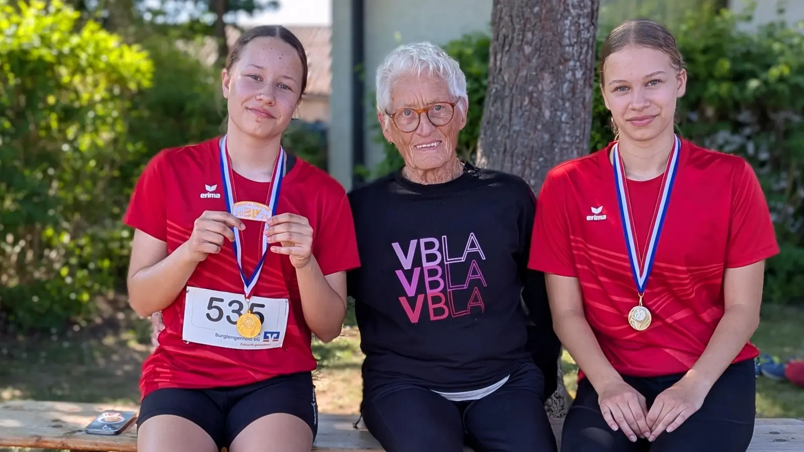Leichtathletiktrainerlegende Hannelore Ott mit den erfolgreichen Athletinnen  (Bild: Alexander Gröger)