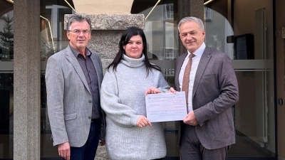 Leiter „Büro Landrat“ Walter Brucker, Sandra Dostler und Landrat Roland Grillmeier anlässlich der Spendenübergabe. (Bild: Lena Schedl)