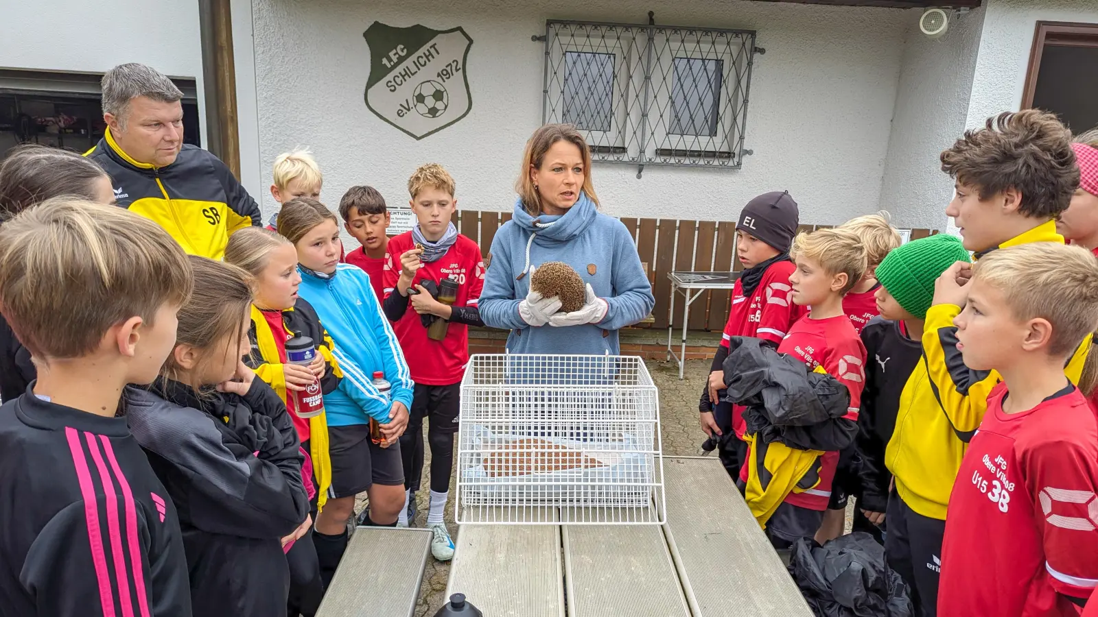 Die ortsansässige Tierärztin Dr. Birgit Weigl erklärt den Kindern, wie wichtig die Rettung des Igels war. (Bild: Johannes Rumpler)