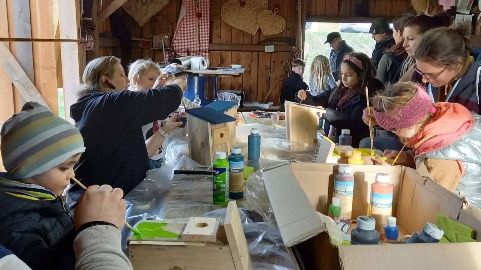 14 Nistkästen entstanden bei der Bastelaktion des Fichtelgebirgsvereins für Kinder und Jugendliche. (Bild: Holger Kamecke/exb)