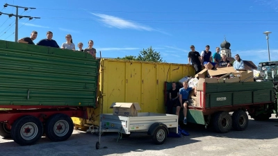 rst auf zwei Kippern geladen landete das gesammelte Altpapier und die Kartonagen in einem großen Container. Die KLJB Schlammersdorf konnte sich wieder über einen tollen Erfolg bei Ihrer Sammlung für einen guten Zweck freuen. (Bild: Michael Wiesnet)