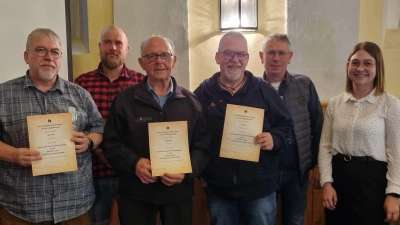 Das Leitungsteam um Hans Zaus, Georg Panzer und Mirjam Müller (Zweiter, Fünfter und Sechste von links) gratulierten Stefan Müller zu 40, Hans Vogel zu 50 und Roland Müller (von links) zu 40 Jahren Mitgliedschaft. (Bild: Katrin Pasieka-Zapf)