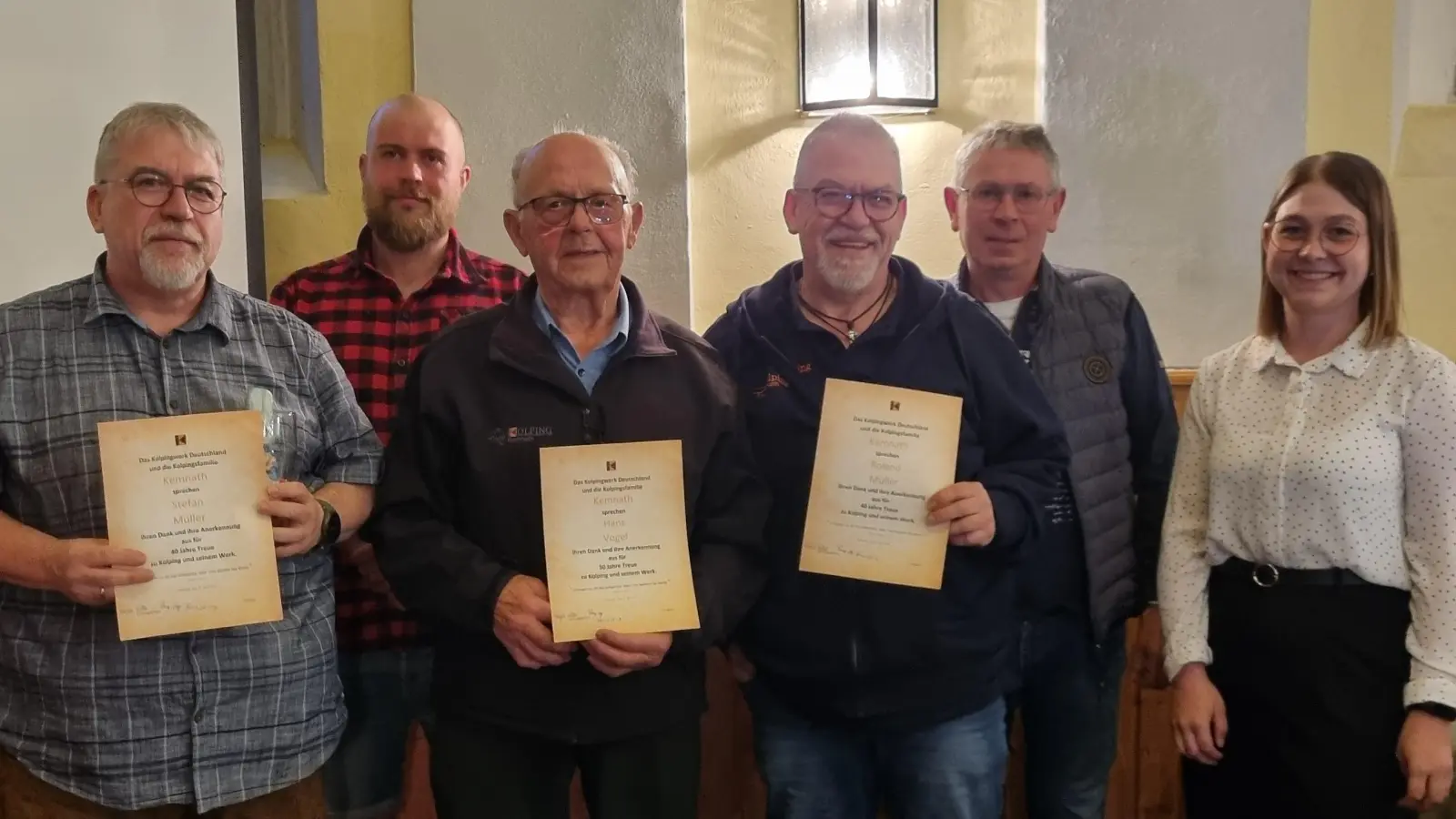 Das Leitungsteam um Hans Zaus, Georg Panzer und Mirjam Müller (Zweiter, Fünfter und Sechste von links) gratulierten Stefan Müller zu 40, Hans Vogel zu 50 und Roland Müller (von links) zu 40 Jahren Mitgliedschaft. (Bild: Katrin Pasieka-Zapf)