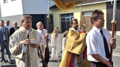 Pfarrer Pater Anish George trug die Monstranz zusammen mit Diakon Rudi Hoffmann durch die Pfarrei Ebnath. Gefolgt von Bürgermeister Wolfgang Söllner und dem Gemeinderat. (Bild: Josef Söllner)