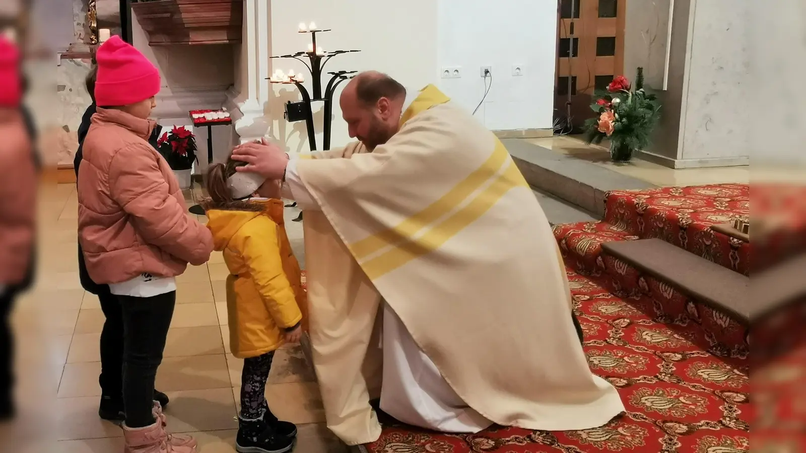 Pater Felix Meckl erteilt allen Kindern den Segen auf Augenhöhe. (Bild: gz)