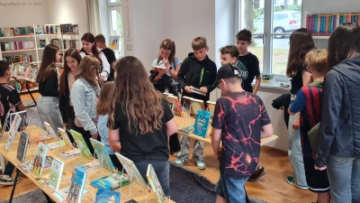 Ansturm auf die neu angeschafften Bücher bei der Eröffnung des Sommerferien-Leseclubs (Bild: Petra Danzer)