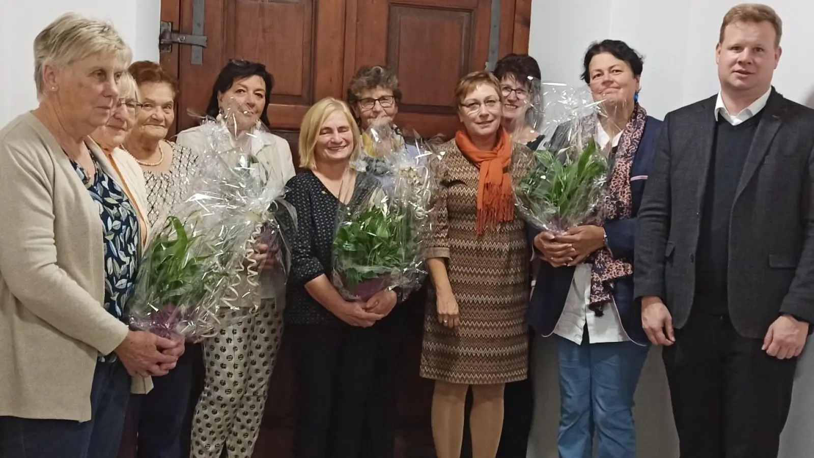 Bei der Erntedankfeier wurden langjährige Mitglieder geehrt: Elsa Hautmann, Irmgard Schwab, Maria Brunner, Margit Ponnath, Anni Sticht, Gertrud Reger, stellv. Diözesanvorsitzende Ilona Grabinger-Lache, Regina Frank, Carolin Ponnath, Pfarrer Thomas Kraus (von links) (Bild: Gabriele Böhm)