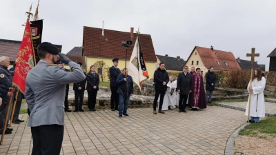 Alle Beteiligten beim Klang des Deutschlandliedes am Ehrenmal für die Gefallenen in Thurndorf. (Bild: Herbert Ziegler)