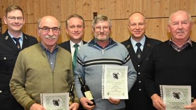 Als langjährige Mitglieder der Poppenrichter Feuerwehr werden Leonhard Donhauser (Zweiter von links), Franz Josef Flierl (Dritter von rechts) und Rudolf Kummert (rechts) geehrt. Ihnen gratulieren (hinten, von links): Zweiter Kommandant Thomas Sadlo, Bürgermeister Hermann Böhm und Vorsitzender Christian Krieger. (Bild: gf)