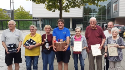 Wanderwart Alfons Dobmann vom WV Grafenwöhr nahm den Geschenkkorb für den ersten Platz in Burglengenfeld entgegen.  (Bild: Barbara Dobmann)