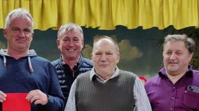 Siegerehrung beim Preisschafkopf des VfB Thanhausen. Im Bild (von links): Hubert Putz, Vorsitzender Josef Hubmann, Heinrich Schiffl und Bernhard Schedl. (Bild: VfB Thanhausen/exb)