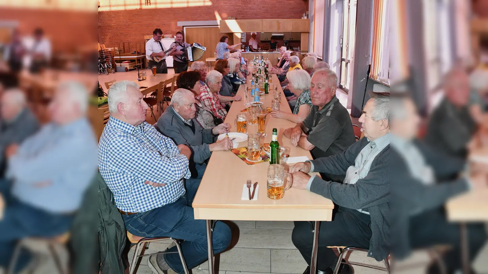 Seniorinnen und Senioren der Pfarrgemeinde Aschach-Raigering beließen es in ihrer jüngsten Zusammenkunft bei einer gesellschaftlichen Runde, das nächster Mal steht wieder Gymnastik auf dem Programm.  (Bild: Alfred Schorner)