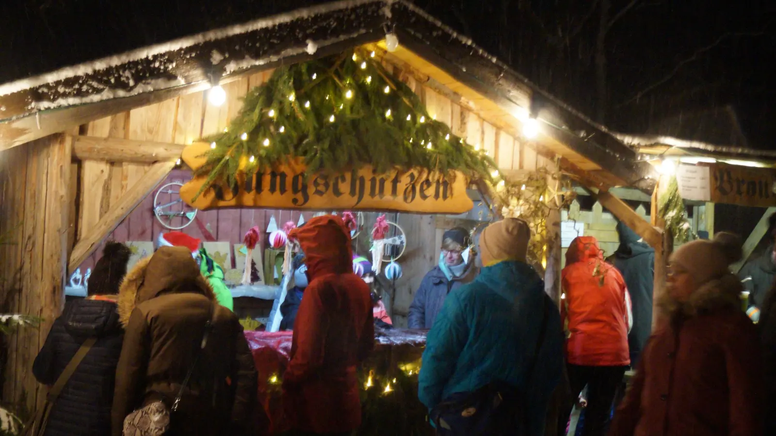 Die Bude der Jungschützen ist immer gut besucht. Viel Selbstgebasteltes findet neue Besitzer. (Bild: sgs)