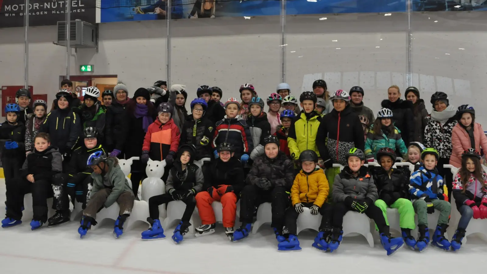 Einige der Mädchen und Jungs des Sonderpädagogischen Förderzentrums Immenreuth machten in der Mitterteicher Eissporthalle ihre ersten Gehversuche auf einer Eisfläche. (Bild: Sonderpädagogisches Förderzentrum Immenreuth/exb)