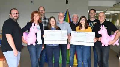 Das Präsidium des Neustädter Lions-Club mit Sebastian Denzler, Andrea Gollwitzer und Florian Schott überreichte an Ramona Reil und Kirchenpfleger Gerhard Loreth aus Schirmitz und an die Pirker Stefanie Reil und Kirchenpfleger Volker Keck (von links) die Spende, die durch ChorDiSono, vertreten durch Alexander Meiler (Vierter von rechts) und Christian Kick (rechts), eingesungen wurde. (Bild: Kerstin Kiener)