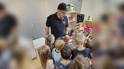 Stefan Weberpals erklärt den Kindern die Honigschleuder. (Bild: Petra Martin)