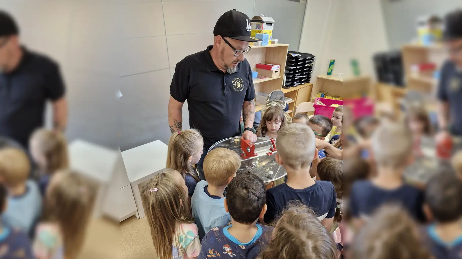 Stefan Weberpals erklärt den Kindern die Honigschleuder. (Bild: Petra Martin)