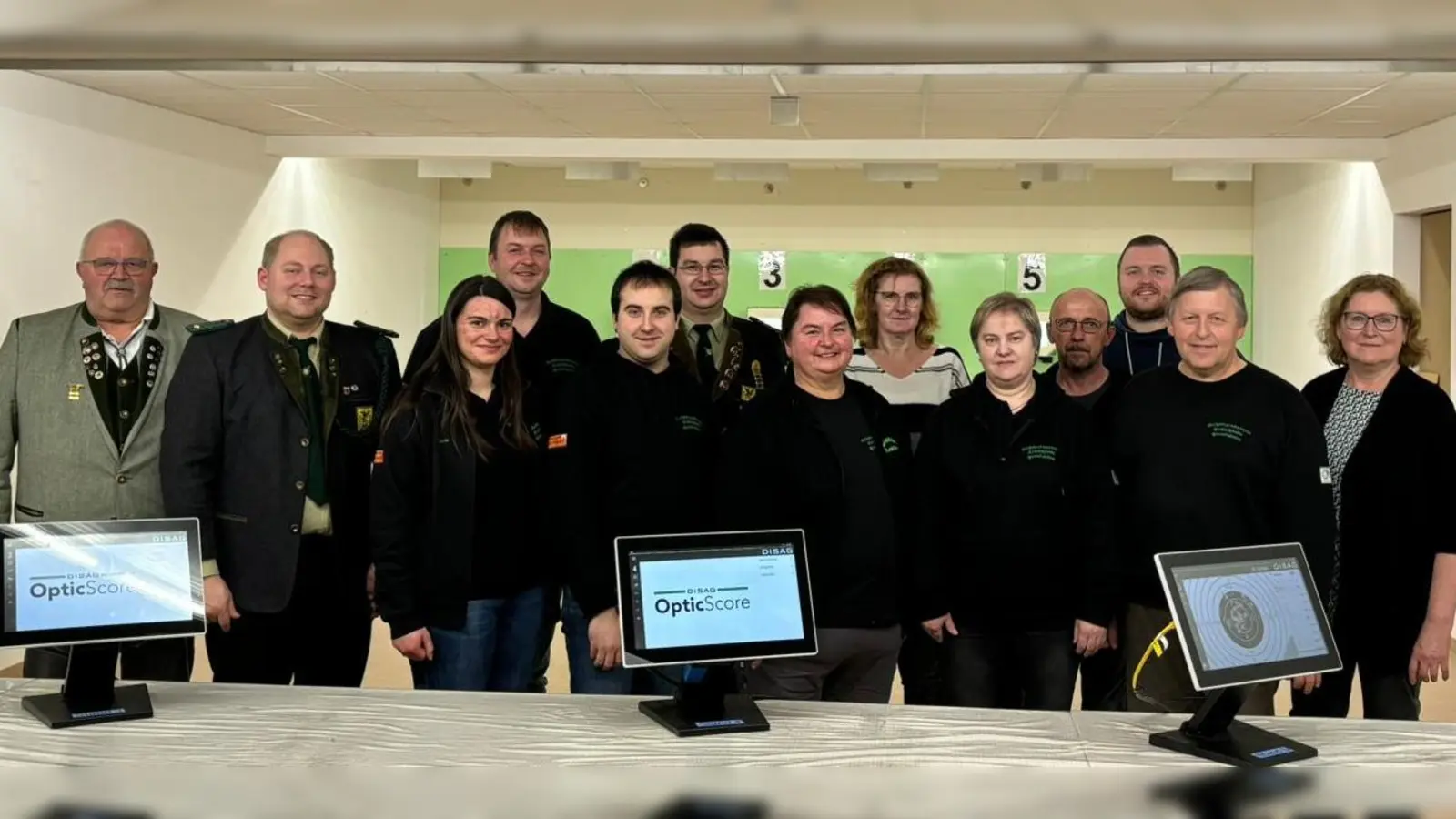 Neuwahlen stehen bei den Schloßfalken Pertolzhofen auf der Tagesordnung. Das Bild zeigt von links Gauschützenmeister Reinhold Wild, Schützenmeister Martin Alwang, Kerstin Schöberl, Michael Fuchs, Marco Schießl, Matthias Gresser, Maria Hoch,<br>Rosi Fulek, Claudia Schießl, Günter Fulek, Martin Fuchs Jun., Martin Fuchs sen. und Zweite Bürgermeisterin Rita Salomon.<br> (Bild: Julia Hausmann)