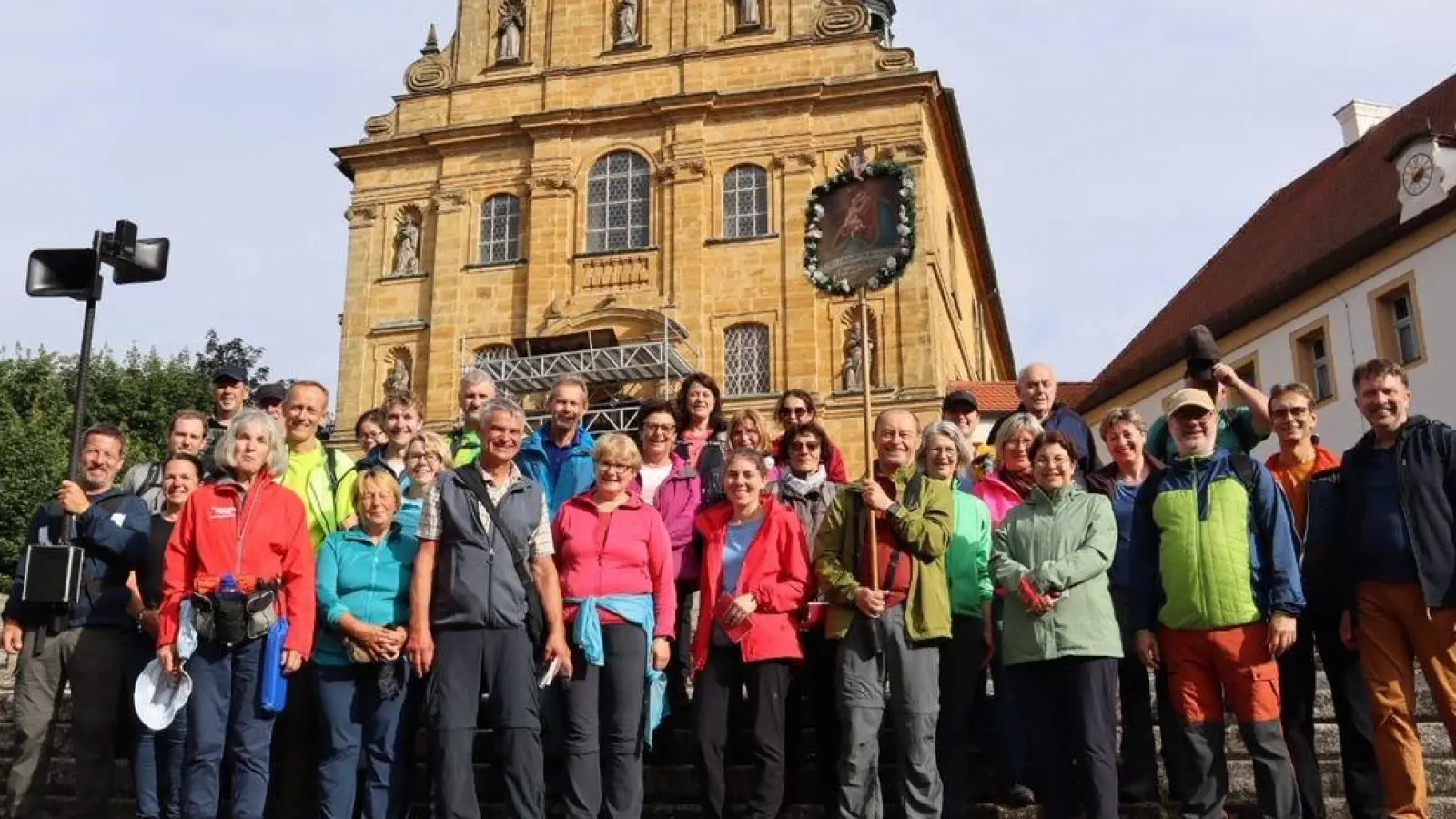 Geschafft. Das sind die Teilnehmer der Fußwallfahrt der Pfarreiengemeinschaft Mantel-Neunkirchen am Ziel in Amberg: am Mariahilfeberg.  (Bild: Ramona Schricker/exb)