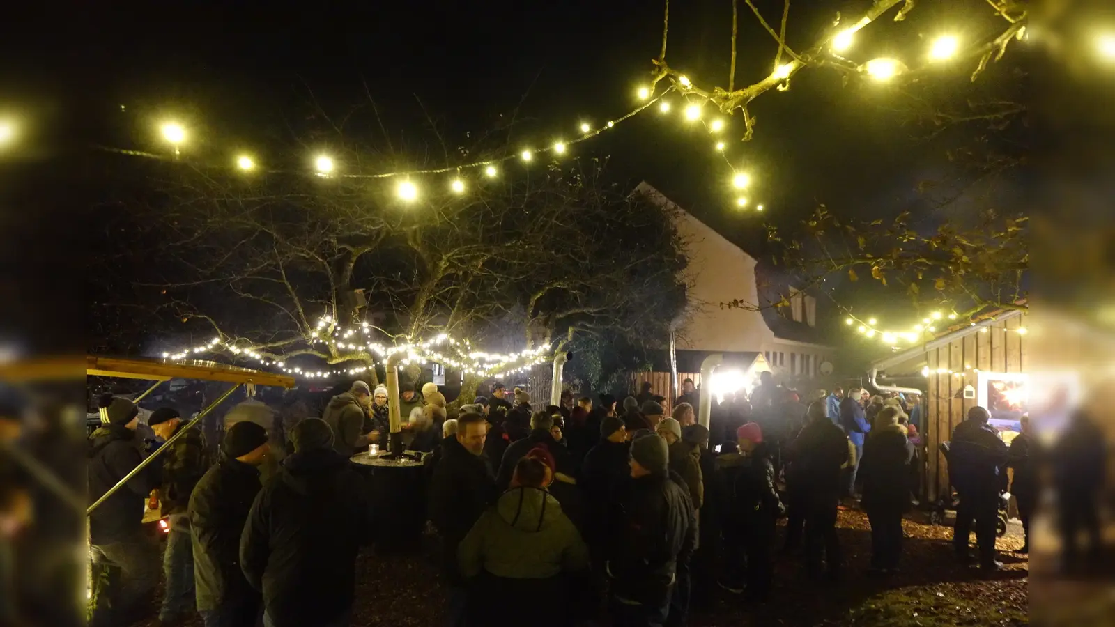 Lichter und Feuerstellen sorgen beim Winterzauber in Stadlern für Stimmung. (Bild: mmj)