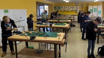 Im Werkraum der Grund- und Mittelschule leitete Jakob Zeitler den Workshop „Holz bearbeiten”, zu dem sich viele Jugendliche angemeldet hatten. (Bild: Alfred Kick)