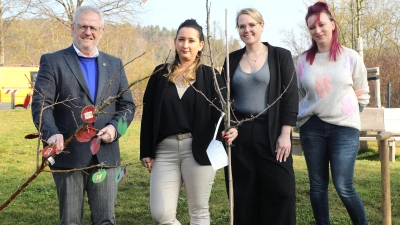 Foto: (v.l.n.r.) Andreas Feller, Oberbürgermeister Schwandorf; Alexandra Bala, Einrichtungsleitung des Johanniter-Kinderhauses „Welt-Entdecker“; Lara Husmann, Assistenz Sachgebietsleitung Kindereinrichtungen; Jasmin Schütze, Stellvertretende Einrichtungsleitung des Johanniter-Kinderhauses „Welt-Entdecker“<br><br> (Bild: Annika Adler)