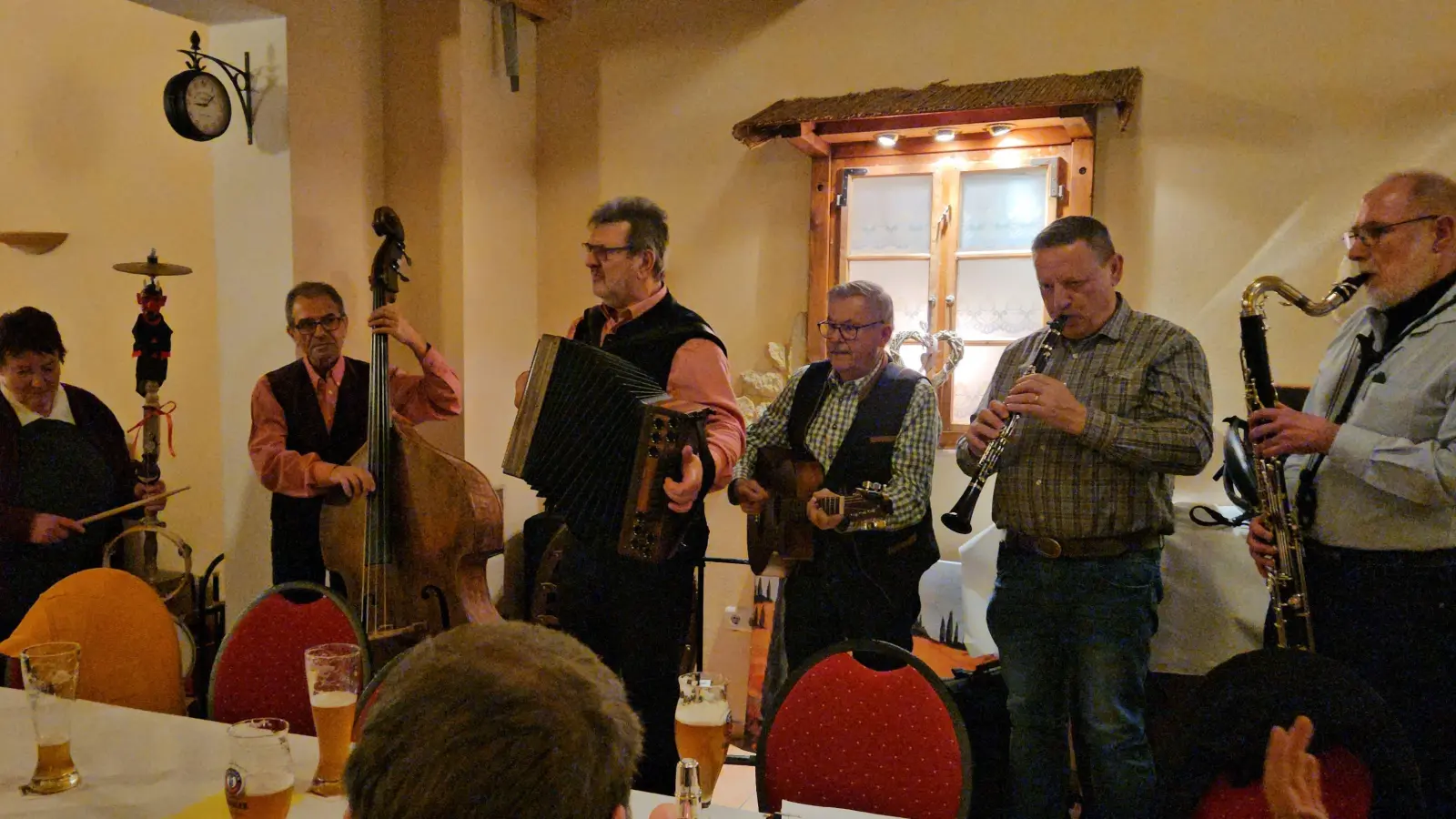 Susanne Wenzel (von links), Rumen Kostadinov, Erwin Hornauer, Rainer Marquardt, Alois Lindner und Herbert Storek sorgten beim Musikantenstammtisch in Kemnat wieder für Stimmung.  (Bild: Musikantenstammtisch Kemnath/exb)