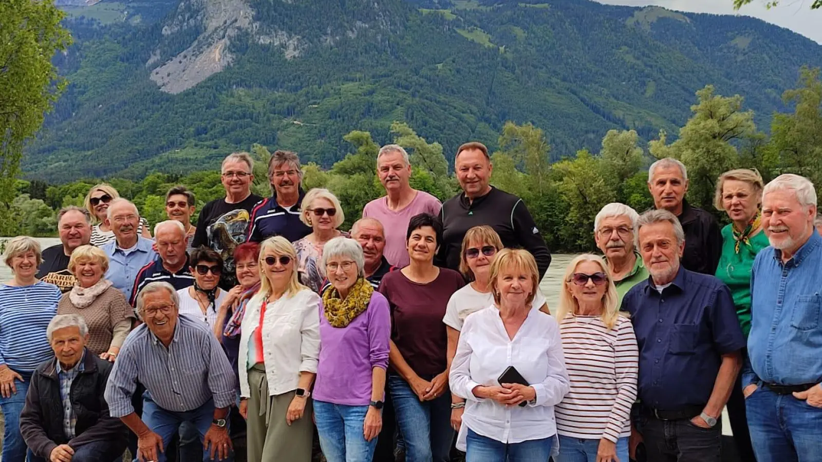 Die Reisegruppe, die mit der Freizeit-Fußballmannschaft nach Tirol gefahren war, vor dem Inn und den Bergen. (Bild: Schall'ke/exb)