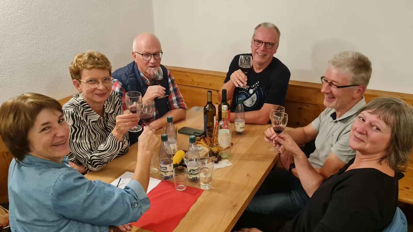 Gute Stimmung beim italienischen Weinabend der Gemeinschaft (Bild: Petra Danzer)