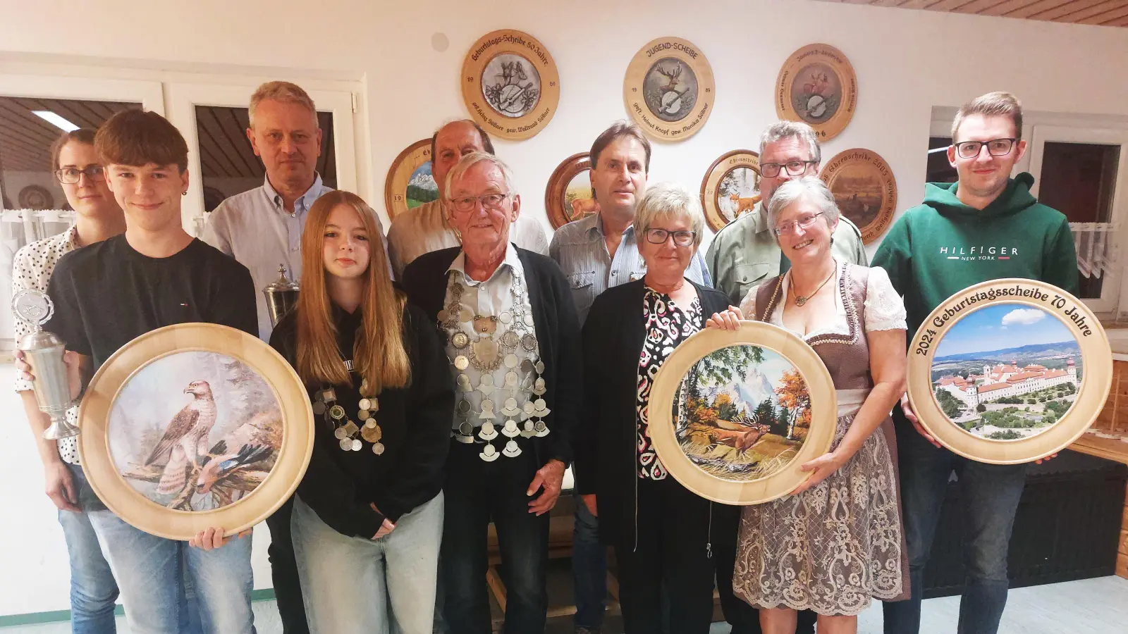 Das Bild Sieger und Jubilare Königschiessen 2024.jpg zeigt von links die Sieger und Jubilare:<br>Nina Fuchs Meisterscheibe und Blattlprämie, Elias Ott Jugendehrenscheibe und Jugendpokal, Mathias Söllner Pokal, Jana Nothaft Jugendkönigin und Jugendglückscheibe, Günter Braun Jubilar 50 Jahre, Richard Söllner Schützenkönig, Hermann Braun Jubilar 50 Jahre, Ursula Völkl Festscheibe, Detlev Syring Jubilar 50 Jahre, Birgit Wohlrab Ehrenscheibe und Glückscheibe, Alexander Hein Geburtstagsscheibe.<br> (Bild: Thomas Völkl)