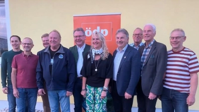 Die neu gewählte Kreisvorstandschaft: Alfred Damm aus Schwandorf (4. v. r.) ist der alte u. neue ÖDP-Kreisvorsitzende. Neu als stellv. Kreisvorsitzende wurde Heidi Eckl aus Nabburg gewählt.  (Bild: Erhard Sailer)