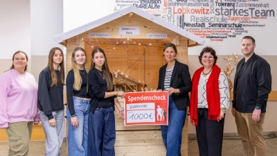 Die Schülersprecherinnen Luisa Kraus, Samira Porsch und Lena Hofmann (von links) überreichten zusammen mit den Verbindungslehrern Sarah Kufner (links) und Bastian Lobinger (rechts) sowie Schulleiterin Irene Sebald (Zweite von rechts) „Lichtblicke“-Vorsitzender Viola Vogelsang-Reichl einen Scheck über 1000 Euro aus dem Erlös des Weihnachtsaktionstags.  (Bild: Luisa Oppel)