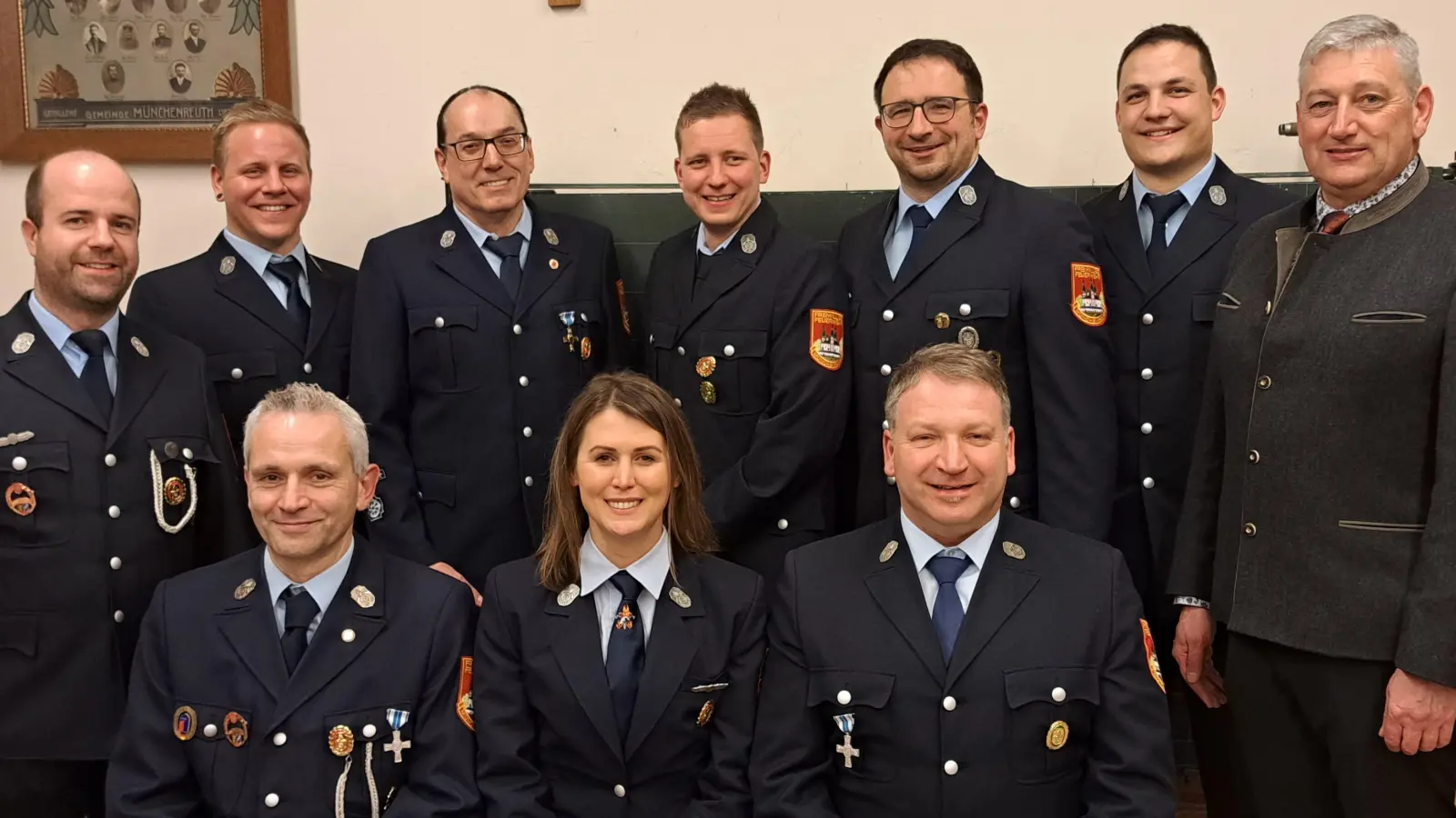 Das neue Vorstandsteam der Feuerwehr Münchenreuth zusammen mit den Vertrauensleuten und Zweitem Bürgermeister Markus Scharnagl (rechts). (Bild: Klaus Grötsch/exb)